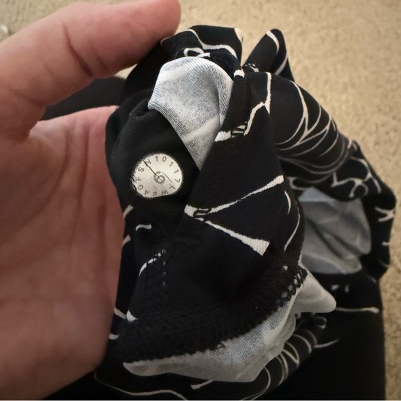 lululemon athletica Black and White Pattern Cropped Leggings - Picture 9 of 10